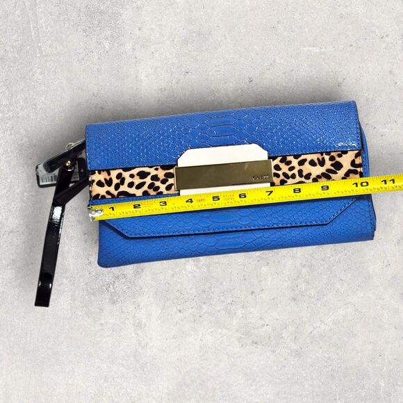 NWT GUESS Blue Faux Snakeskin Clutch RARE Wristlet Leopard Accent Logo Plate New - Picture 8 of 10